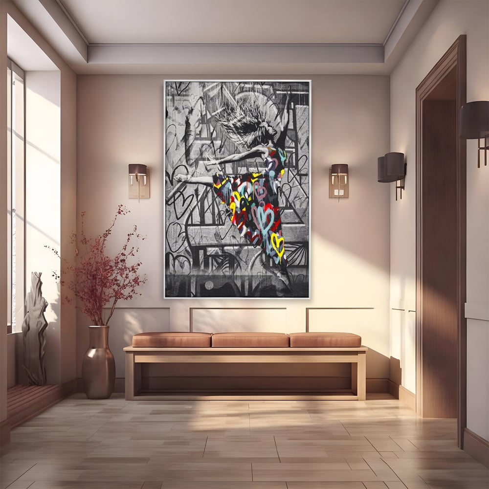 Tablou canvas cu tablou canvas cu dansatoare si graffiti, in rama de aluminiu argintiu